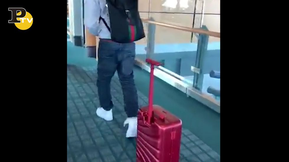 La valigia che segue il ragazzo in aeroporto
