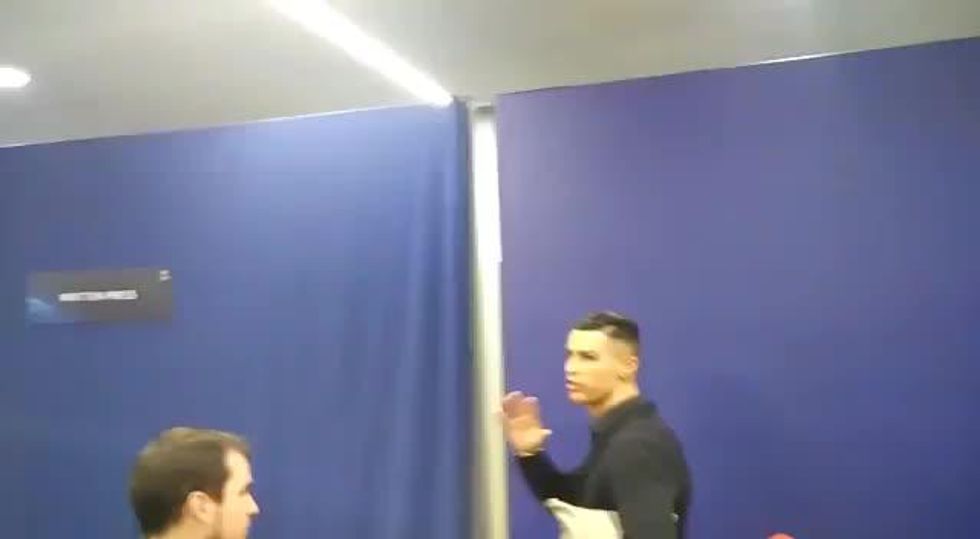 Ronaldo, gesto con la mano ai tifosi dell'Atletico: "Io ho vinto 5 Champions" I VIDEO