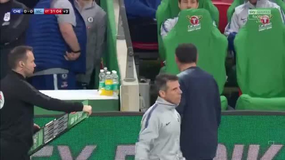 Sarri furioso con Kepa che rifiuta la sostituzione in Chelsea-Manchester City I VIDEO