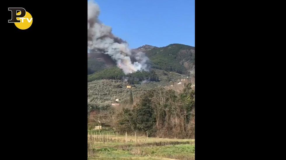 Monte Serra, incendio: pompieri sul posto per spegnere le fiamme
