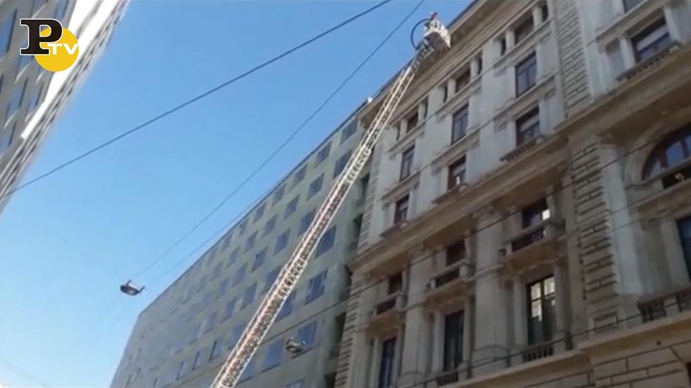 Milano: incendio in via Turati, evacuato palazzo