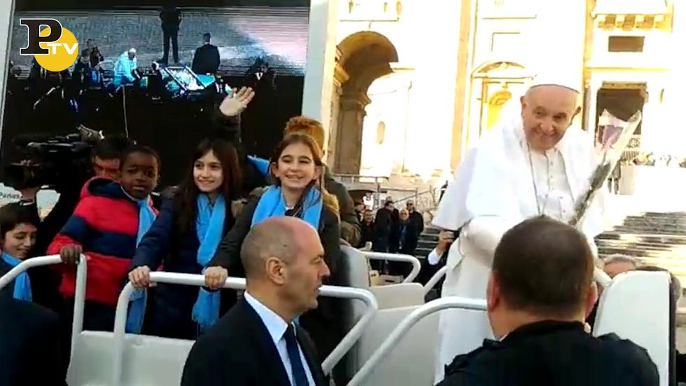 Papa Francesco ferma la Papamobile e fa salire i bambini