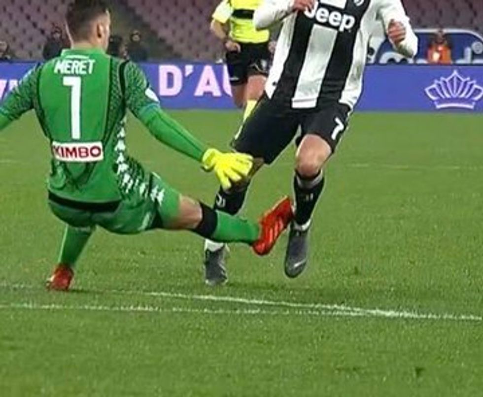 Napoli-Juventus, Meret espulso per fallo su Ronaldo. Lo ha toccato? I VIDEO
