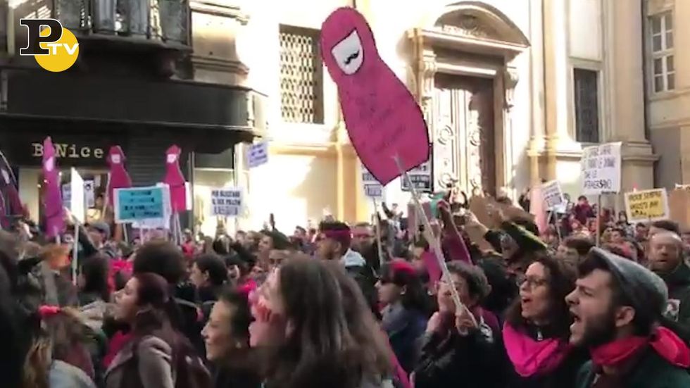 Torino, 8 marzo: scontri al corteo tra femministe e polizia