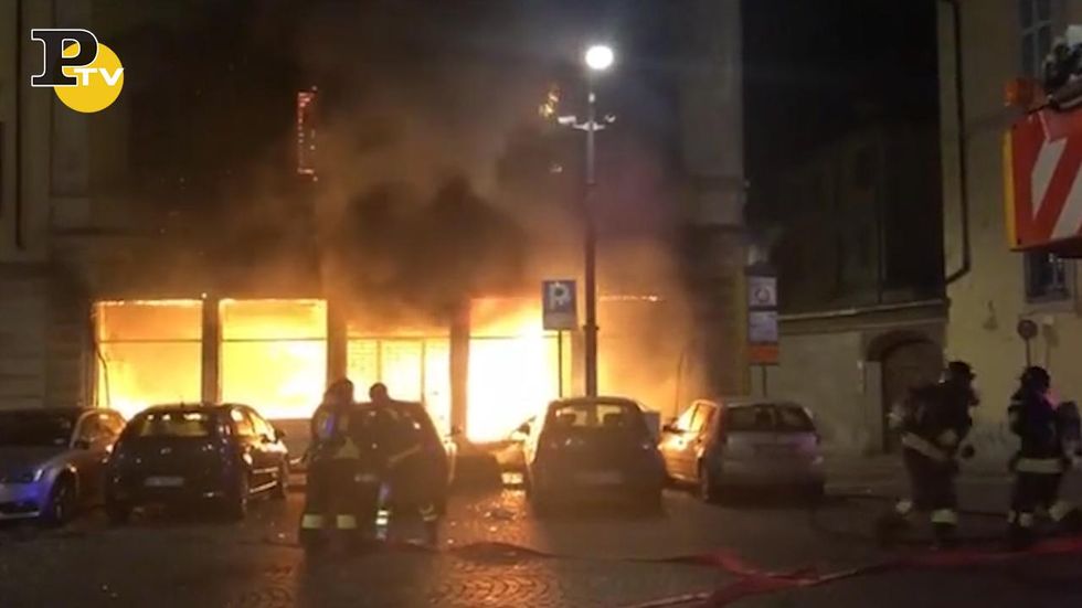 Esplosione a Pavia, incendio in un bar del centro