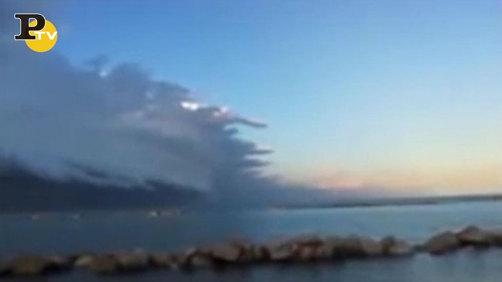 Pescara, la nube che sembra uno tsunami