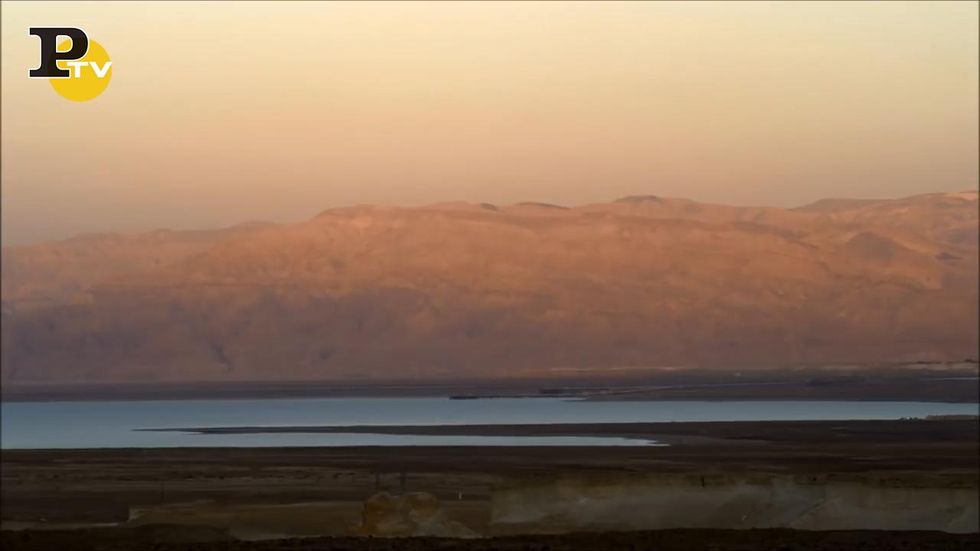 Lago di 10 miglia appare all'improvviso nella Death Valley