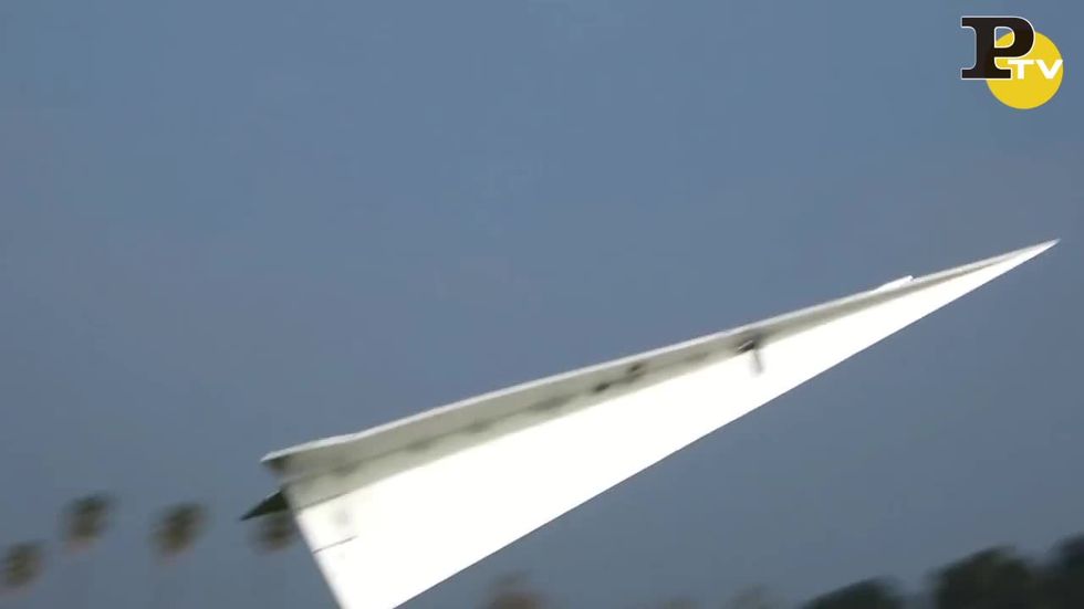 In Australia il volo dell'aeroplano di carta gigante