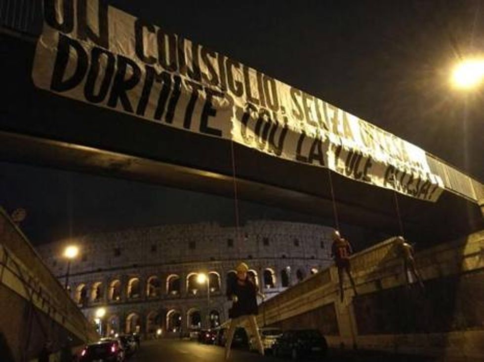 Manichini della Roma impiccati al Colosseo | Video