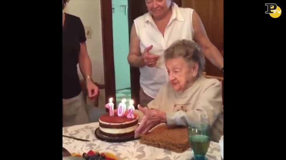 Nonna soffia sulle candele della torta ma perde la dentiera