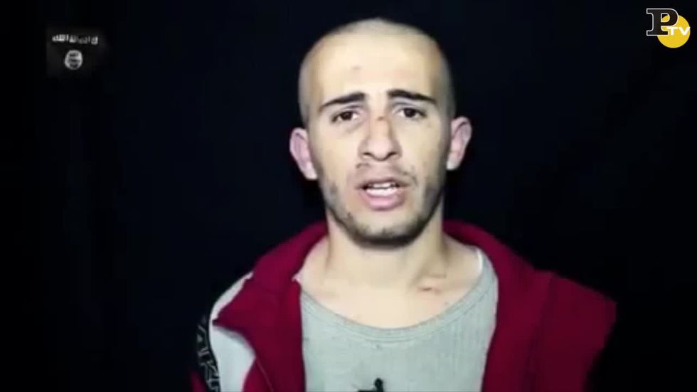 Video Isis: prigioniero si scava la fossa e viene decapitato