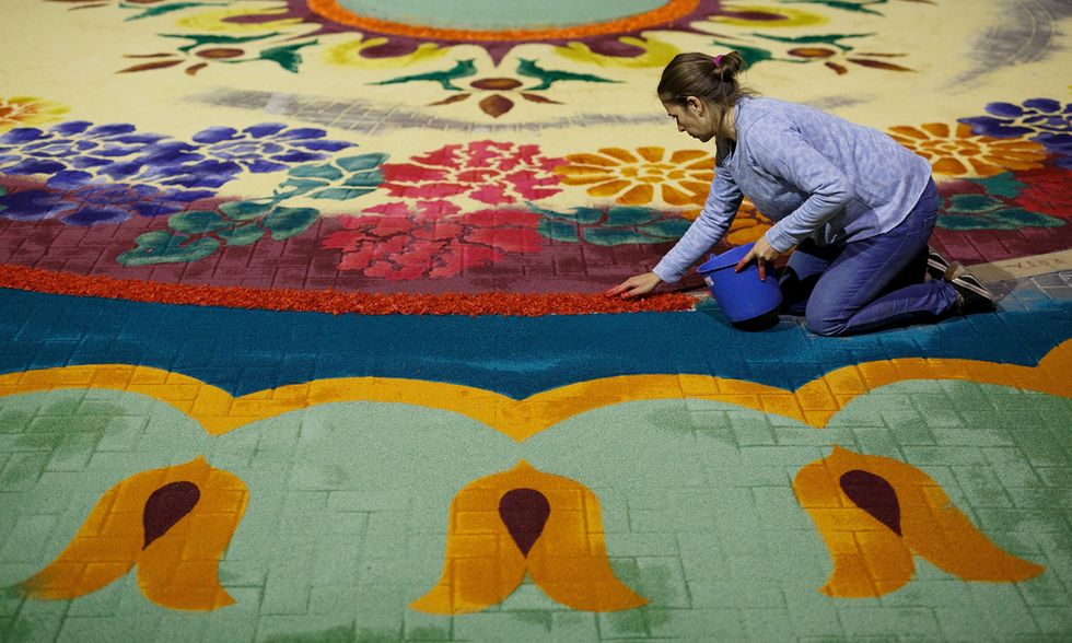 Spagna, l'arte dei "tappeti di segatura"