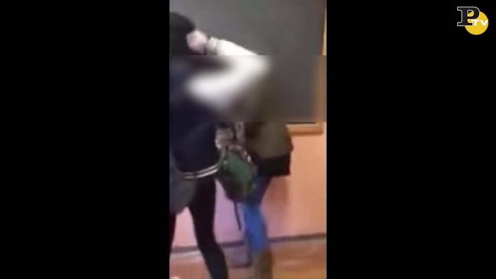 Disabile picchiata a scuola: insegnante sospesa