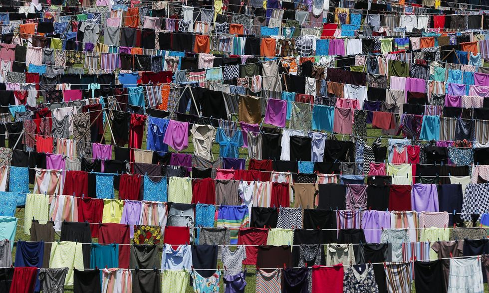 Kosovo, 5.000 abiti stesi in ricordo degli stupri di guerra