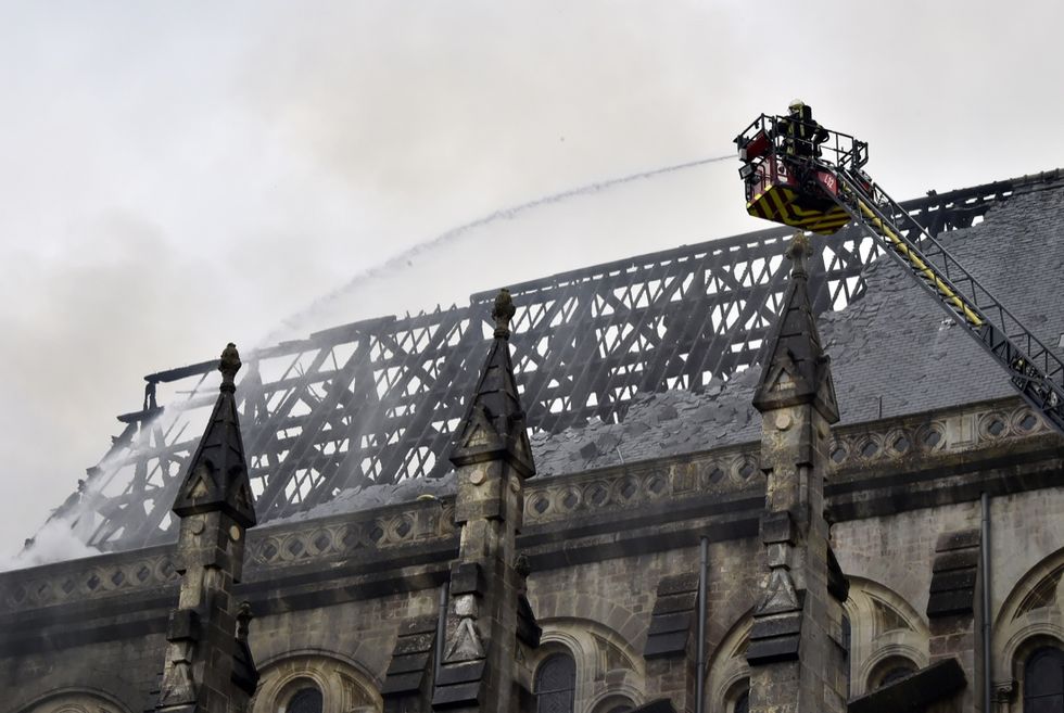Francia, la basilica di Nantes in fiamme