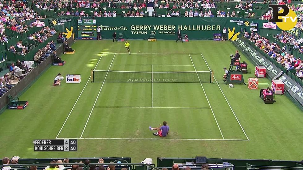 Federer da brivido ad Halle: scivola e colpisce da terra