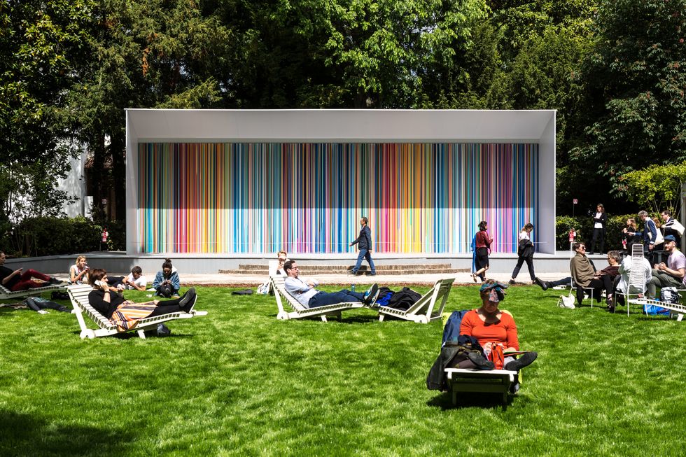 La cascata arcobaleno di Davenport colora la Biennale di Venezia 2017