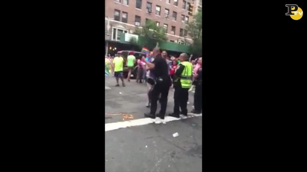 Gay Pride: poliziotto balla con manifestante a New York