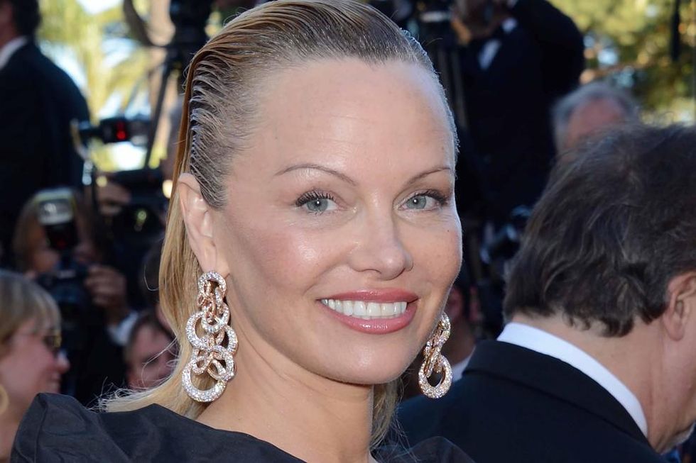 Festival di Cannes 2017, Pamela Anderson irriconoscibile sul red carpet | video