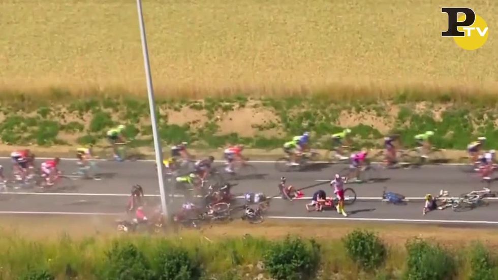 Maxi caduta al Tour de France, coinvolti oltre 20 corridori