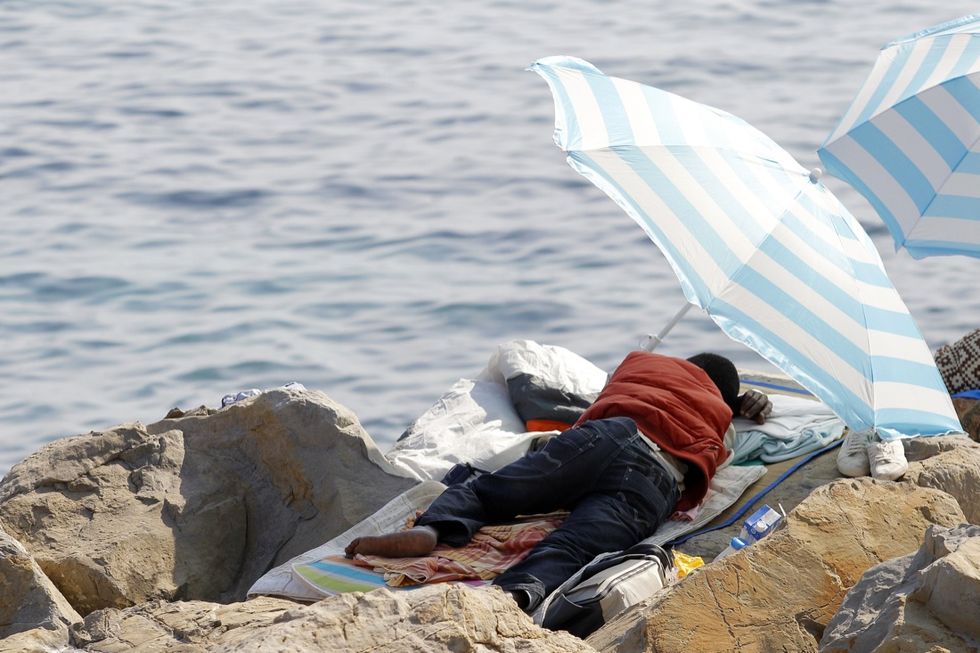 Ventimiglia: dopo un mese continua l'attesa per varcare il confine