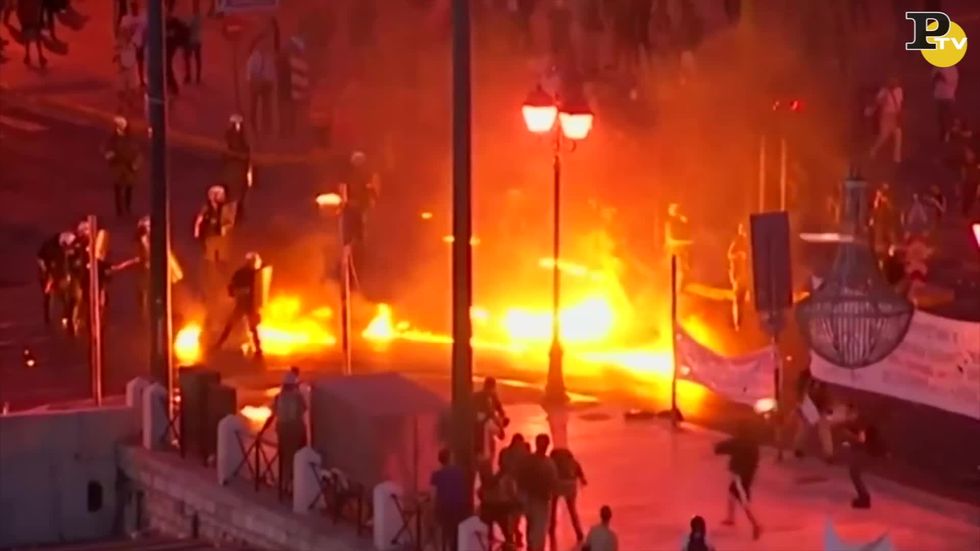 Grecia: scontri fuori dal Parlamento ad Atene