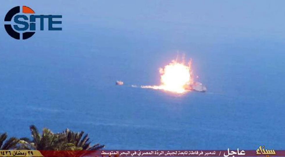 Isis, razzo su una nave egiziana nel Sinai - Foto
