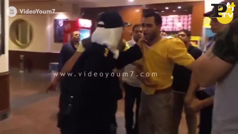 Poliziotta egiziana picchia il molestatore