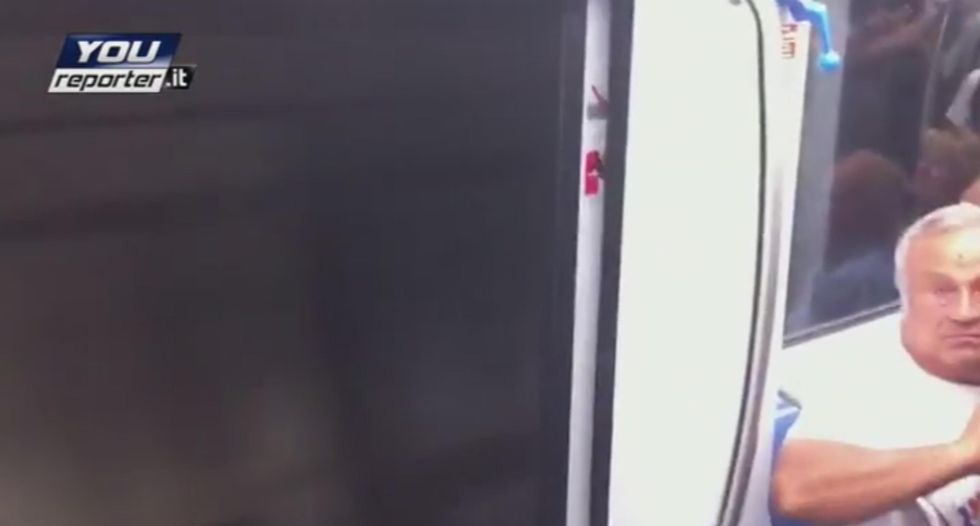 Roma, in metro con la porta aperta - Video