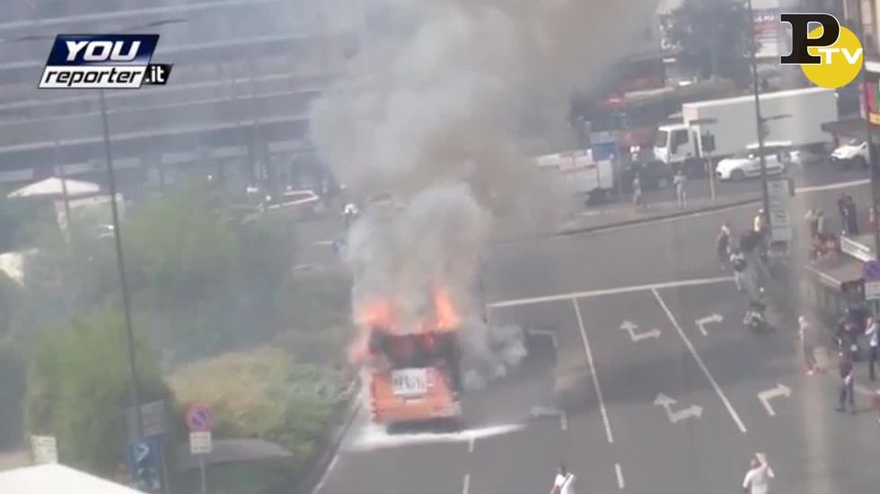 MIlano, un autobus prende fuoco