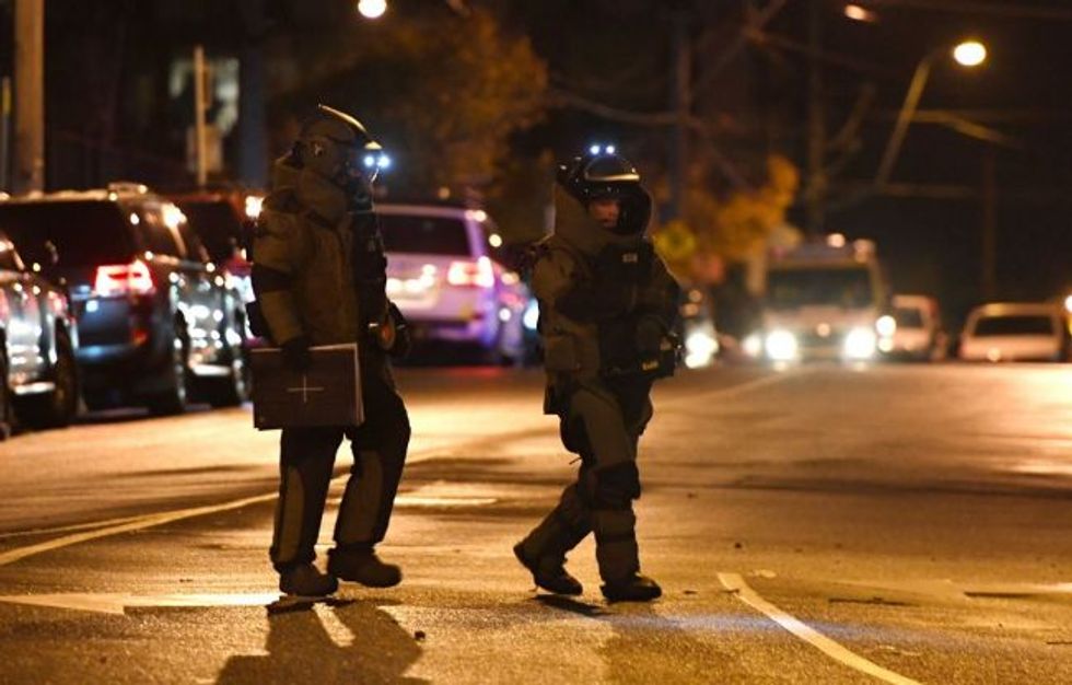 Terrore a Melbourne, uccide un uomo e tiene in ostaggio una donna | Video
