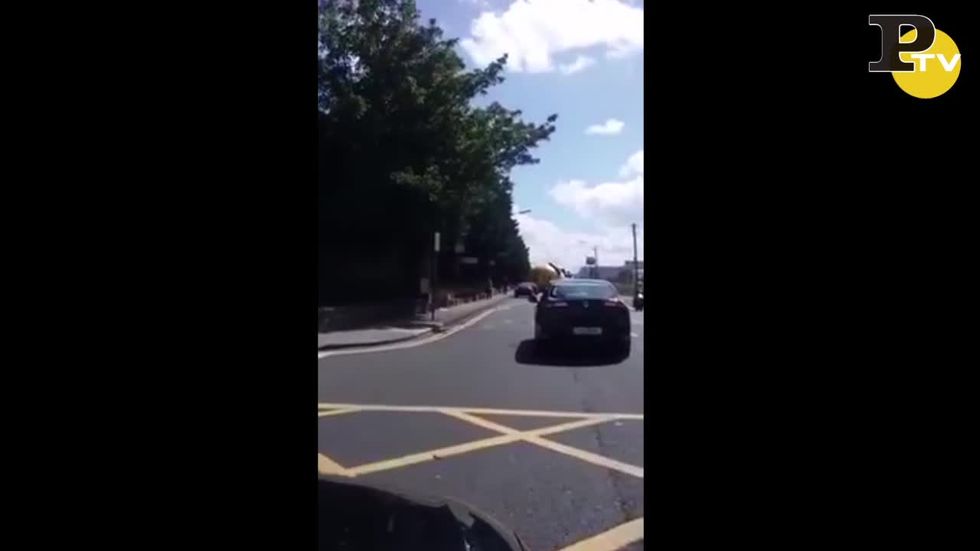 Dublino, il "minion" gigante invade la strada