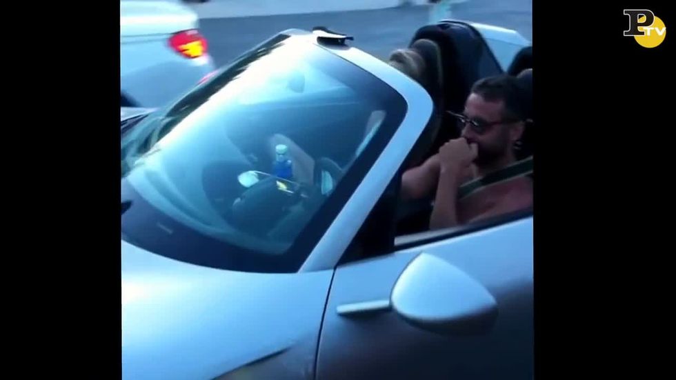 Saint Tropez: "bullo" si schianta con la Porsche