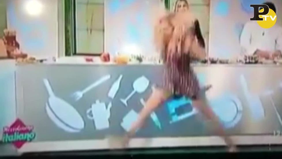 Paura in diretta tv: Lisa Fusco prova la spaccata e si rompe il gomito