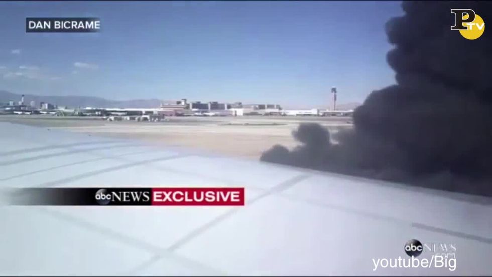 Motore in fiamme: il video "dentro" l'aereo