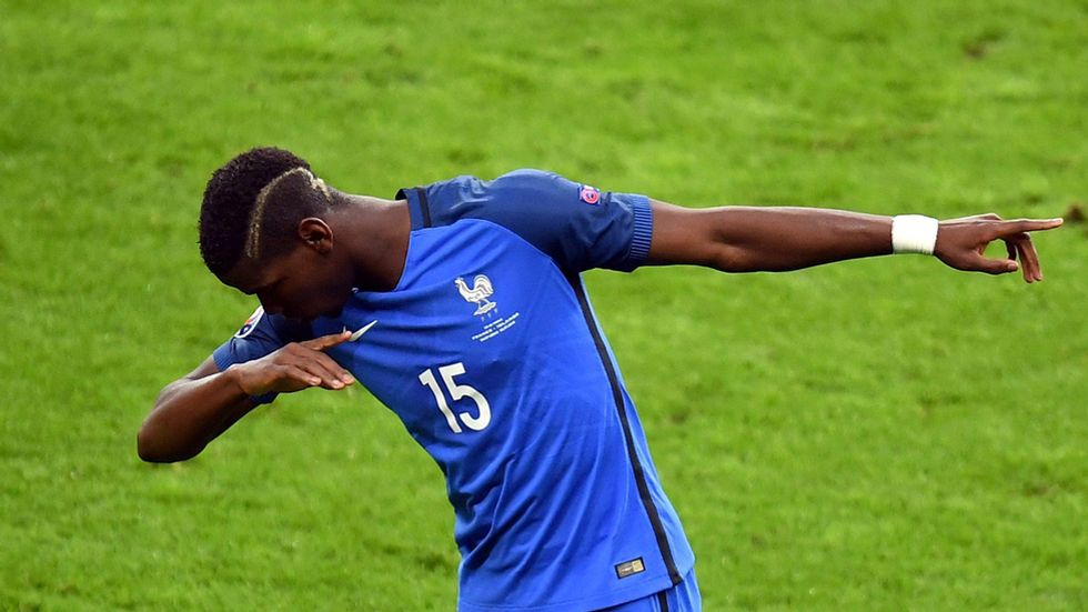 Francia-Inghilterra, il gioco di gambe di Paul Pogba fa impazzire i tifosi | Video