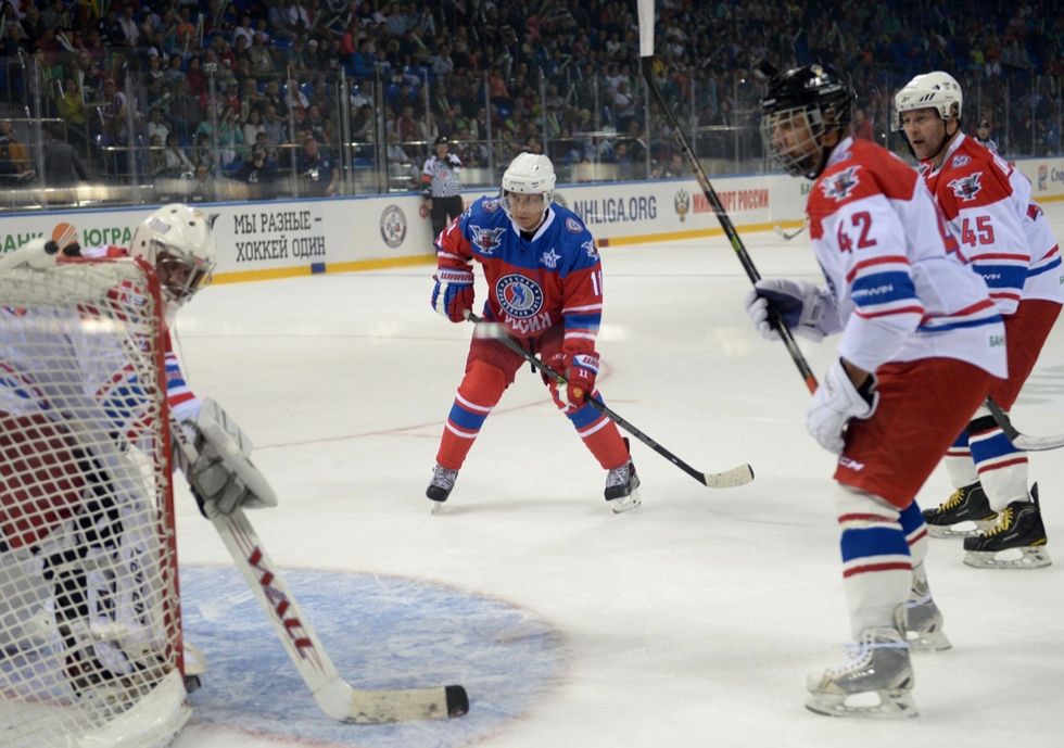 Putin festeggia gli anni giocando a hockey su ghiaccio