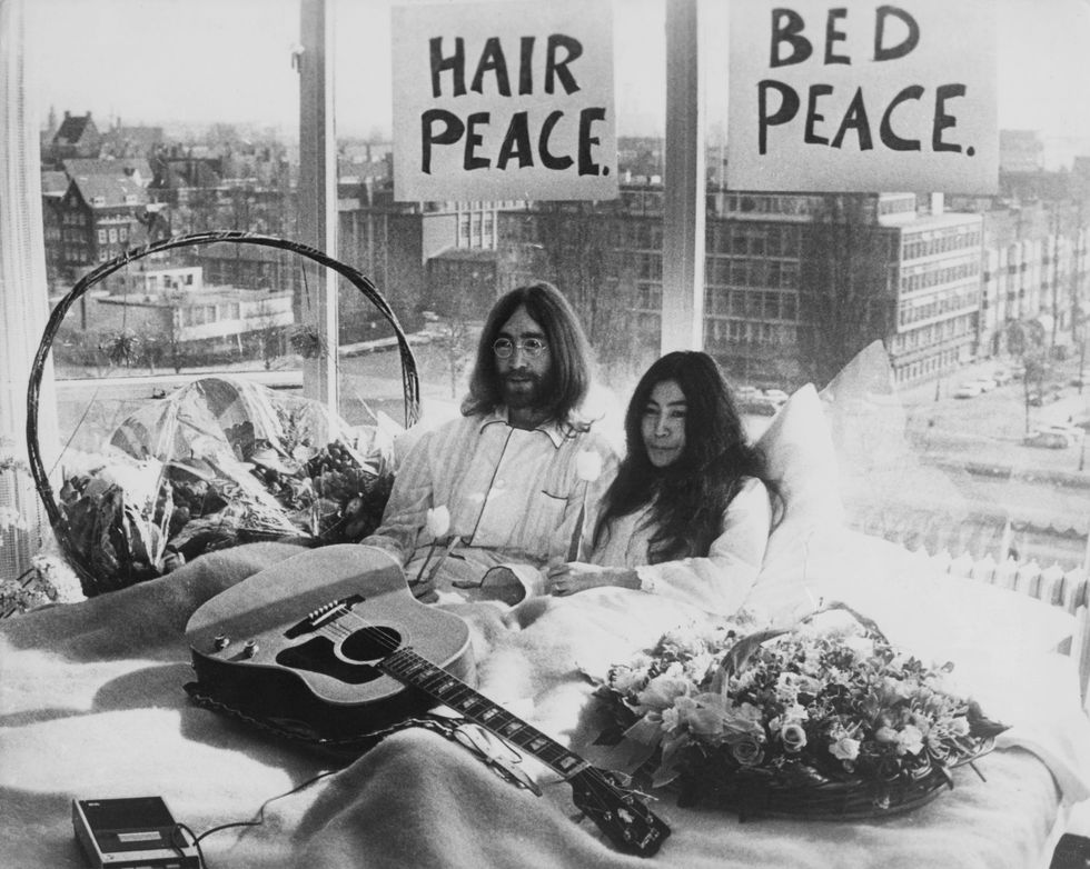 John Lennon avrebbe 75 anni: il mondo lo celebra - Video