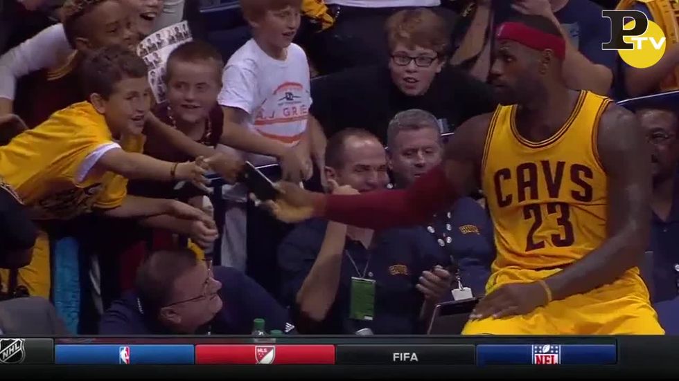 Nba: LeBron James fa un selfie con i tifosi durante la partita