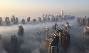 Dubai avvolta dalla nebbia