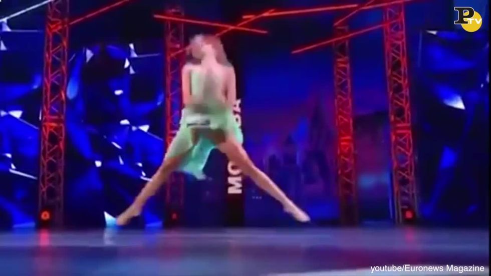 Russia: ballerina si rompe il naso in tv