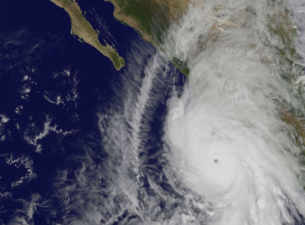 Messico, l'uragano Patricia perde potenza ma fa ancora paura