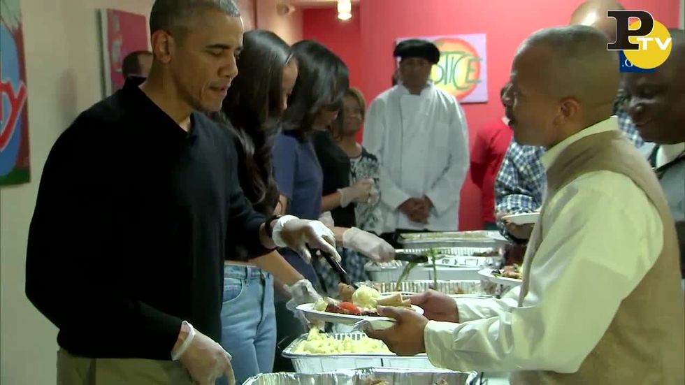Obama serve il tacchino nel giorno del ringraziamento