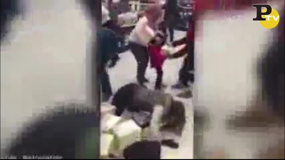 Follie da Black Friday: donna strappa la pentola a un bambino