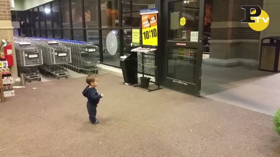 Lo stupore di un bambino davanti alla "magia" delle porte automatiche