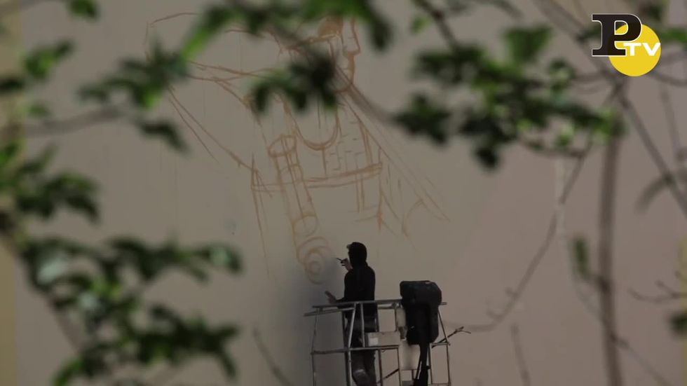Street Art: Pixel Pacho dipinge Teseo e il Minotauro