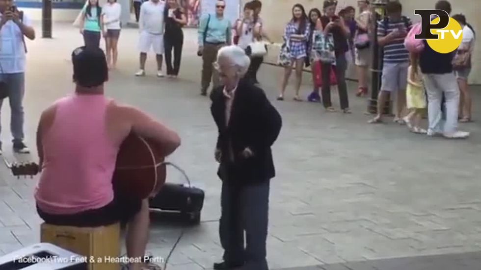 Australia: anziana balla per strada