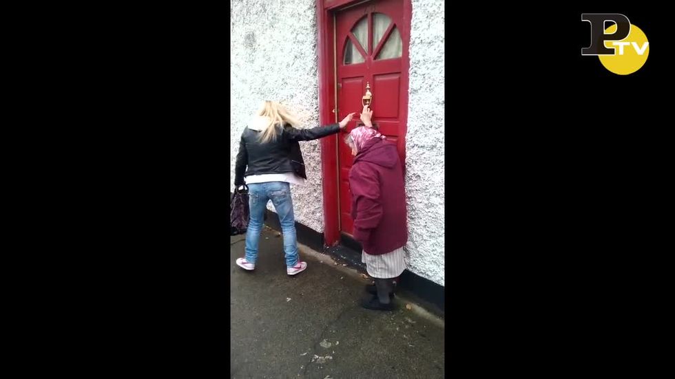 Una Nonna Irlandese gioca a suonare alle porte e poi scappare