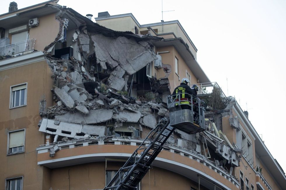 Palazzo crollato a Roma, le foto