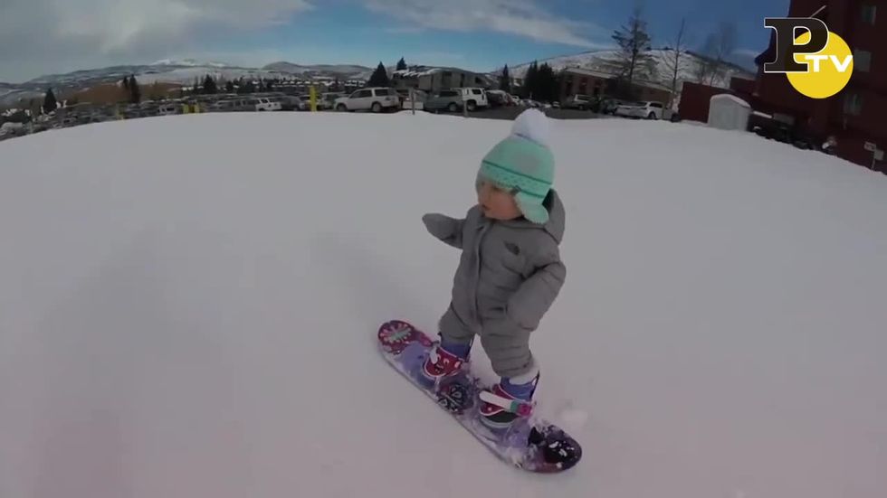 La tenerezza di una piccola Snowboarder di 1 anno